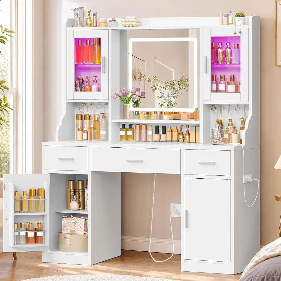 Makeup - Meja rias dengan cermin dan lampu